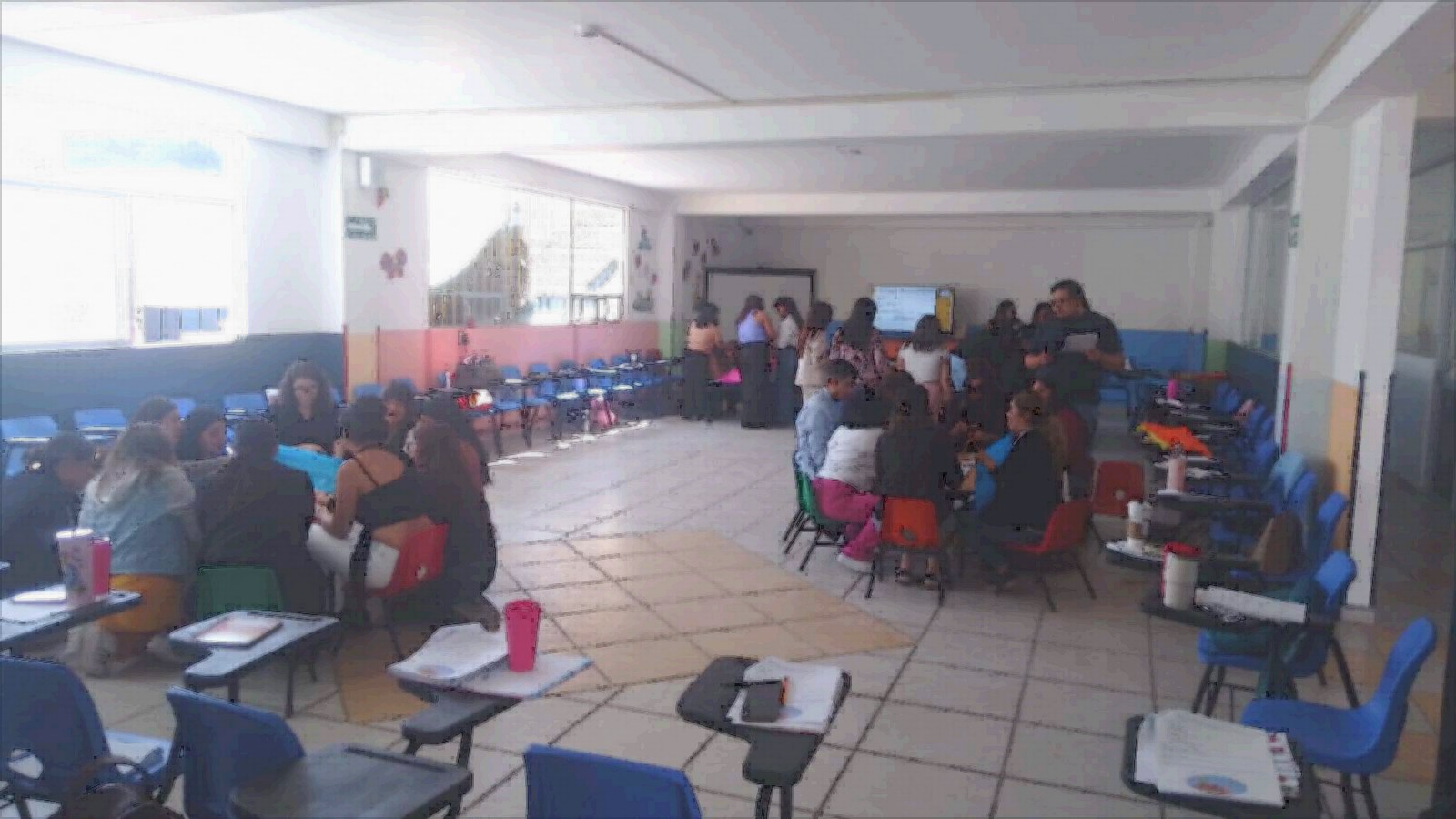 Equipos docentes trabajando en mesas colaborativas