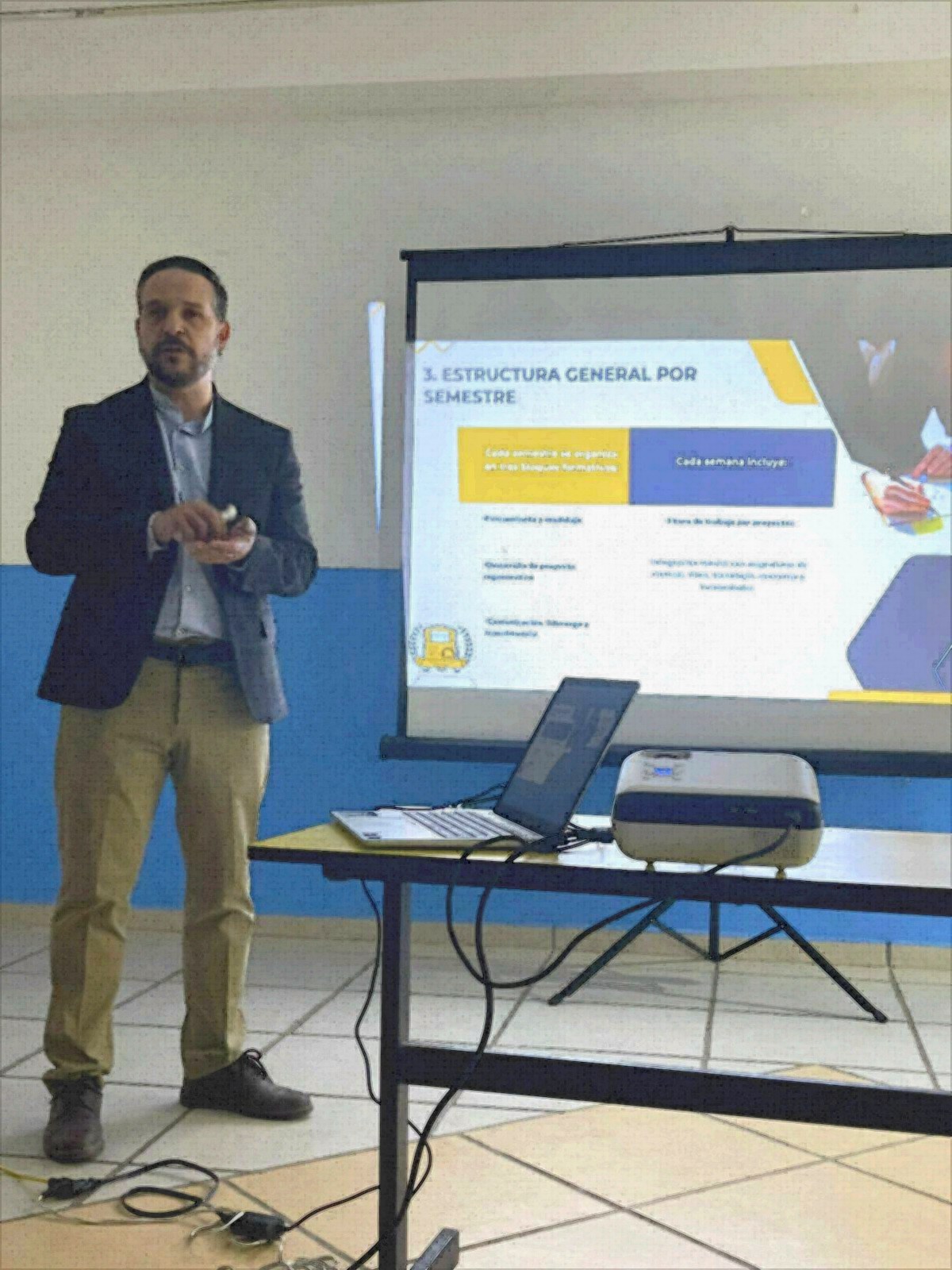 Consultor de Lestat Corp presentando una propuesta educativa